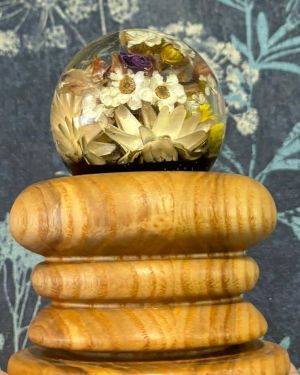 Lámpara de resina y flores secas con base de madera hecha a mano