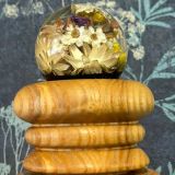 Lámpara-de-resina-y-flores-secas-con-base-de-madera-hecha a-mano