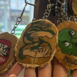 Llaveros de madera pintados a mano