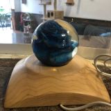 Lámpara de rosa natural en resina y base hecha a mano