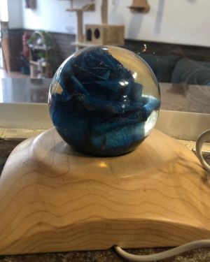 Lámpara de rosa natural en resina y base hecha a mano